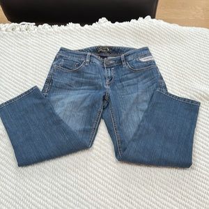 Seven jeans. Mid rise. Crop length to mid calf. Zip fly. Great condition. Sz 28